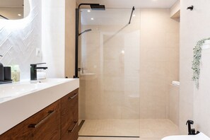 Een douche, een haardroger, handdoeken