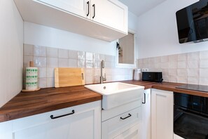 Jääkaappi, mikroaaltouuni, uuni, astianpesukone