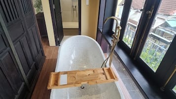 Suite - balkon | Badeværelse | Bruser, brusehoved med hydromassage, gratis toiletartikler, badekåber