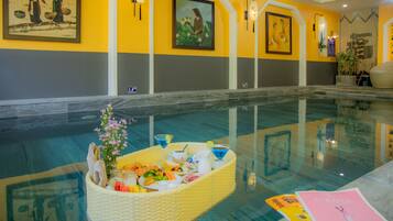 Kolam renang indoor, dengan kursi berjemur