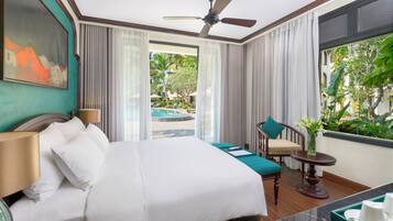 Minibar, caja de seguridad en la habitación y escritorio