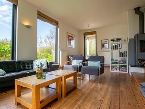 Fernseher, Tischfußball, Bücher, Stereoanlage