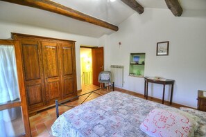 1 bedroom, bed sheets