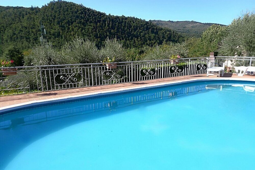 Casa Binetta A: A characteristic and welcoming two-story independent house situated in the heart of the Tuscan countryside.