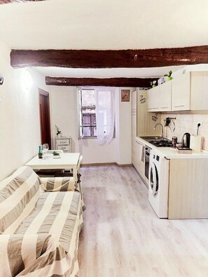 Herdplatte, Wasserkocher mit Kaffee-/Teezubehör