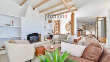 Een televisie, een open haard en een stereo