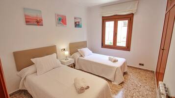 3 makuuhuonetta, työpöytä, silitysrauta/-lauta, vuodevaatteet