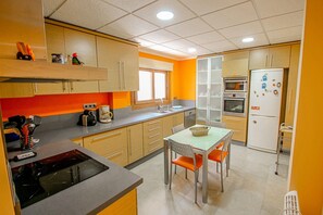 Réfrigérateur, four à micro-ondes, un four, surface de cuisson