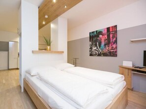 Escrivaninha, ferros/tábuas de passar roupa, Wi-Fi, roupa de cama