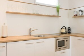 Coffee/tea maker, fridge, microwave, stovetop
