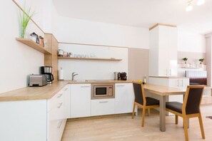 Kühlschrank, Mikrowelle, Herdplatte, Wasserkocher mit Kaffee-/Teezubehör