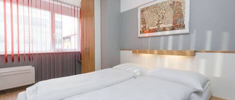 1 bedroom, desk, iron/ironing board, WiFi
