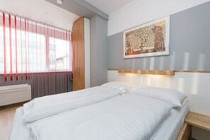 1 bedroom, desk, iron/ironing board, WiFi