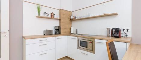 冷蔵庫、電子レンジ、コンロ、コーヒー / ティーメーカー