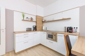 Kühlschrank, Mikrowelle, Herdplatte, Wasserkocher mit Kaffee-/Teezubehör