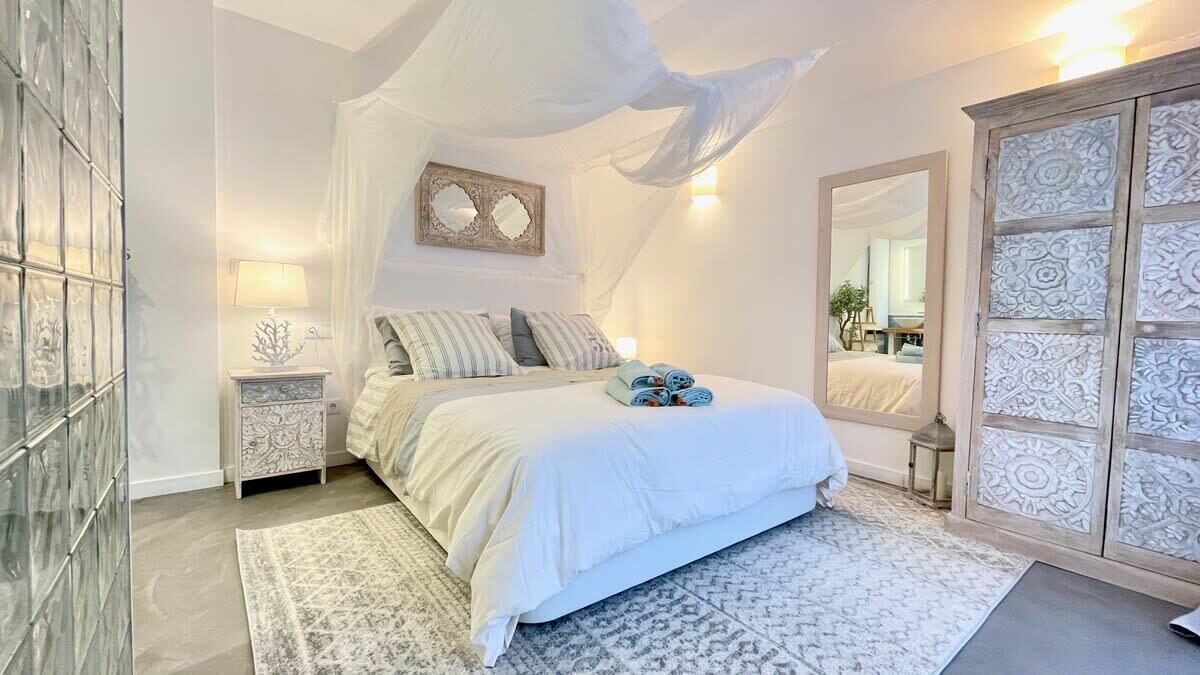 2 chambres, bureau, fer et planche à repasser, lit parapluie