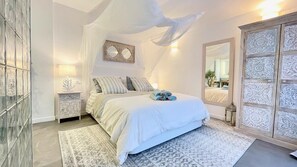 2 slaapkamers, een bureau, een strijkplank/strijkijzer, reisbedje