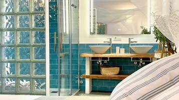 Een douche, een haardroger, handdoeken