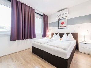 2 bedrooms, desk, iron/ironing board, WiFi