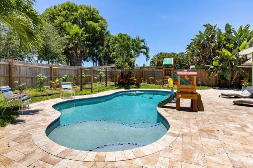 Pool Home, Close to Beach, Family-Friendly