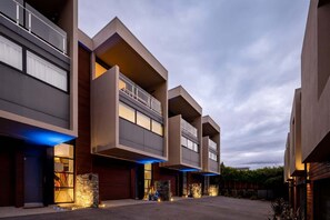 Exterior - Lakefront View Apartment with Sauna (Wānaka)