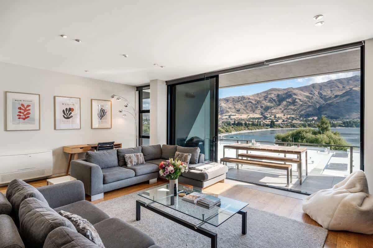 Smart-TV, Kamin, Bücher, Stereoanlage