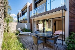 Outdoor dining - Lakefront View Apartment with Sauna (Wānaka)