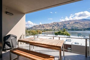 Outdoor dining - Lakefront View Apartment with Sauna (Wānaka)
