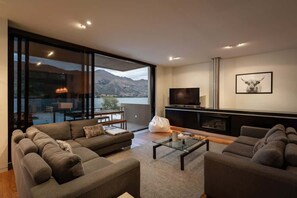 Smart TV, fireplace, offices - Lakefront View Apartment with Sauna (Wānaka)