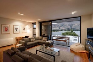 Smart TV, fireplace, offices - Lakefront View Apartment with Sauna (Wānaka)