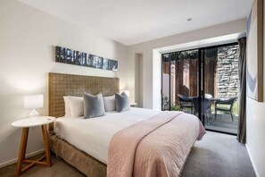 3 bedrooms, iron/ironing board, free WiFi, bed sheets - Lakefront View Apartment with Sauna (Wānaka)
