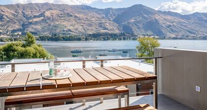 Lakefront View Apartment with Sauna