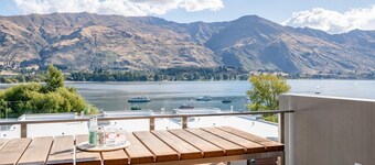 Lakefront View Apartment with Sauna