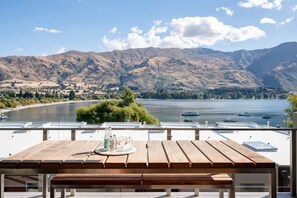 Outdoor dining - Lakefront View Apartment with Sauna (Wānaka)