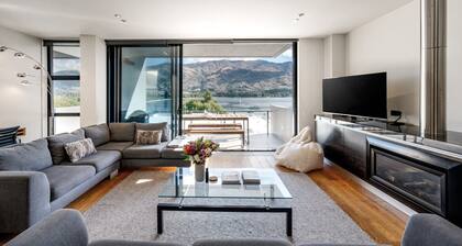 Lakefront View Apartment with Sauna