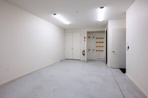 Interior - Lakefront View Apartment with Sauna (Wānaka)