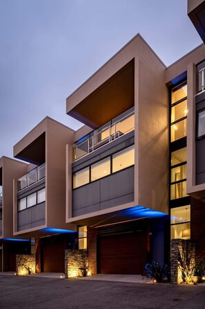 Exterior - Lakefront View Apartment with Sauna (Wānaka)