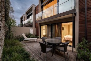 Outdoor dining - Lakefront View Apartment with Sauna (Wānaka)