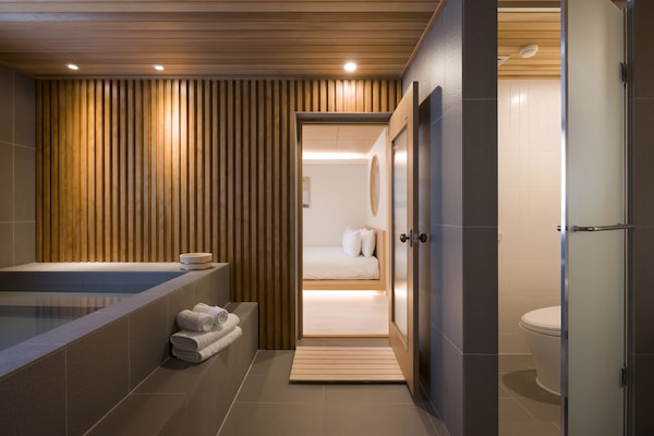 Private Double Room | Banheiro | Produtos de toalete grátis, secador de cabelo, roupões de banho