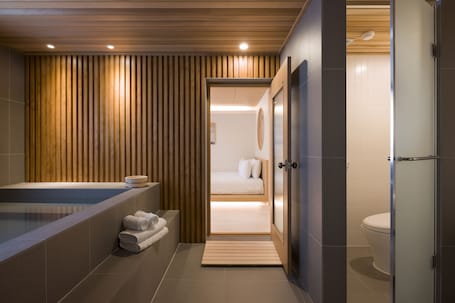 Private Double Room | Bathroom | Free toiletries, hair dryer, bathrobes, slippers
