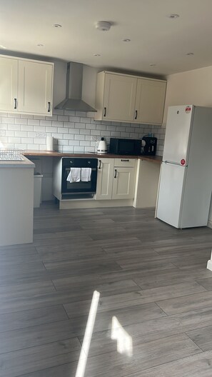 Freezer, dining tables - Hardwick House, stunning 4 bedroom house with gardenns (Oxfordshire)