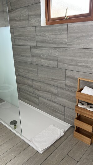 Shower - Hardwick House, stunning 4 bedroom house with gardenns (Oxfordshire)