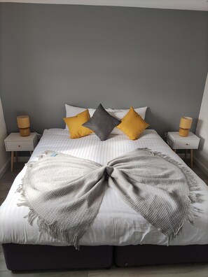 4 bedrooms, desk, iron/ironing board, free WiFi - Hardwick House, stunning 4 bedroom house with gardenns (Oxfordshire)