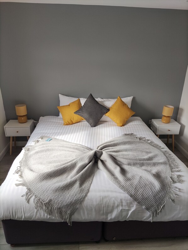 4 bedrooms, desk, iron/ironing board, free WiFi - Hardwick House, stunning 4 bedroom house with gardenns (Oxfordshire)