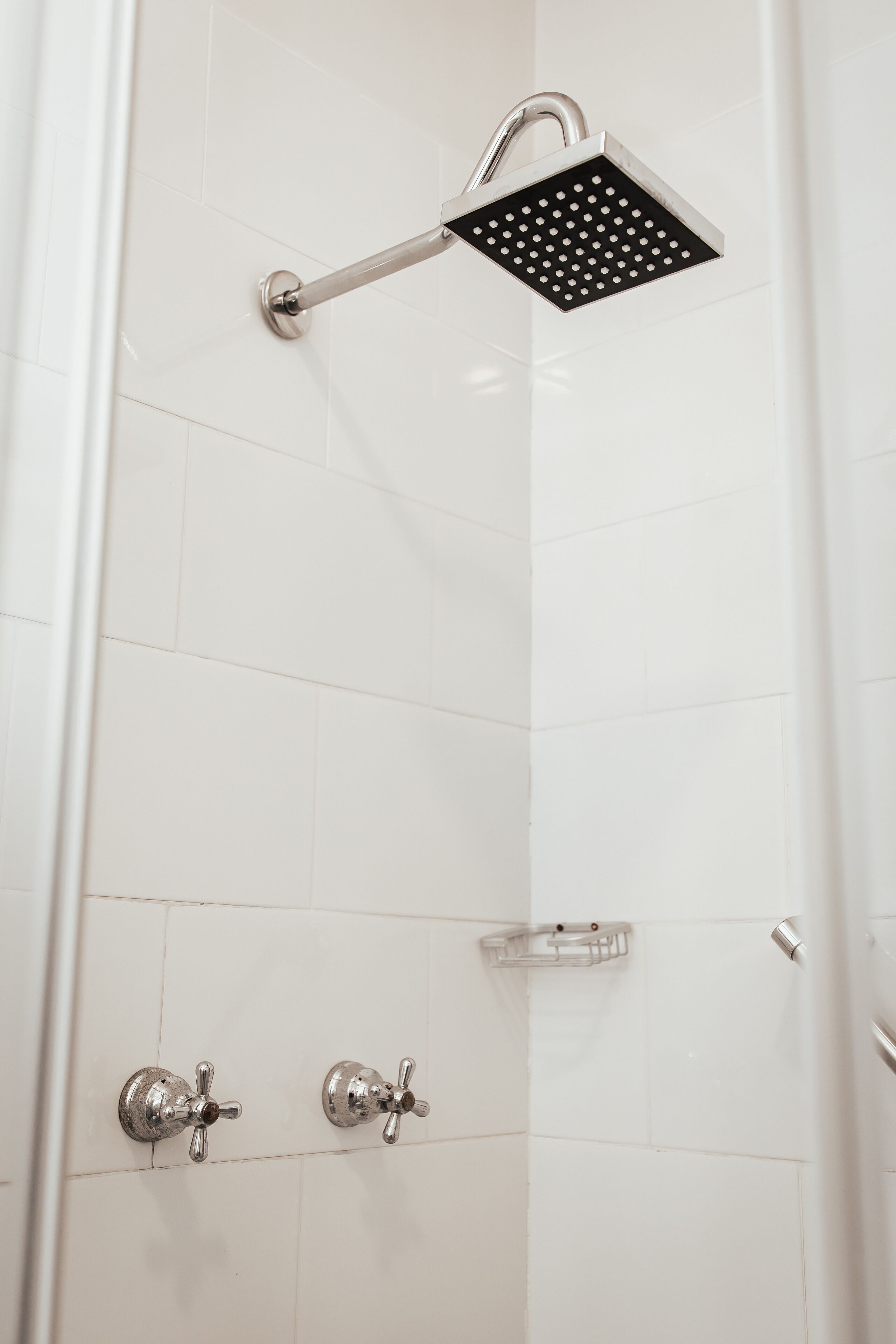 Shower, rainfall showerhead, free toiletries, hair dryer