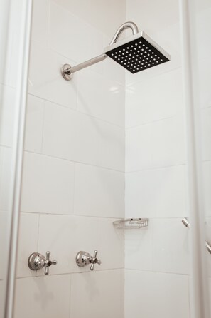 Chuveiro, chuveiro com efeito de chuva, produtos de toalete grátis 