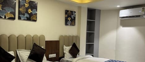 Senior Triple Room | Egyptian cotton sheets, premium bedding, memory foam beds, desk