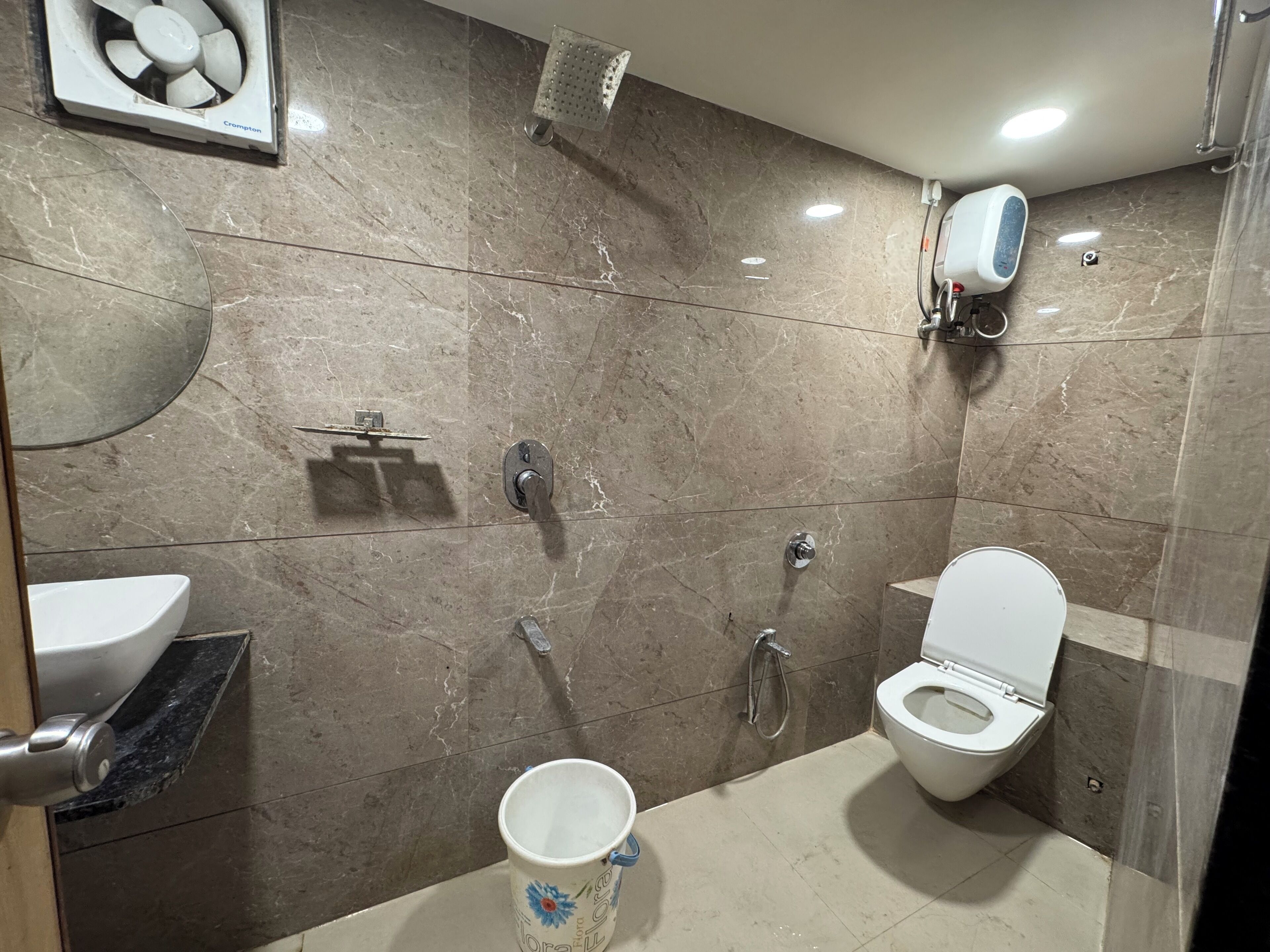 Dusche, Regendusche, kostenlose Toilettenartikel, Handtücher