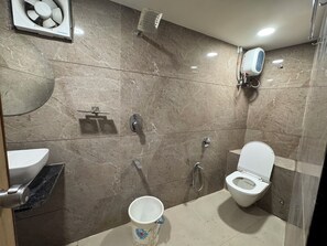 Shower, rainfall showerhead, free toiletries, towels - Hotel Pratham Inn  (Ahmedabad)
