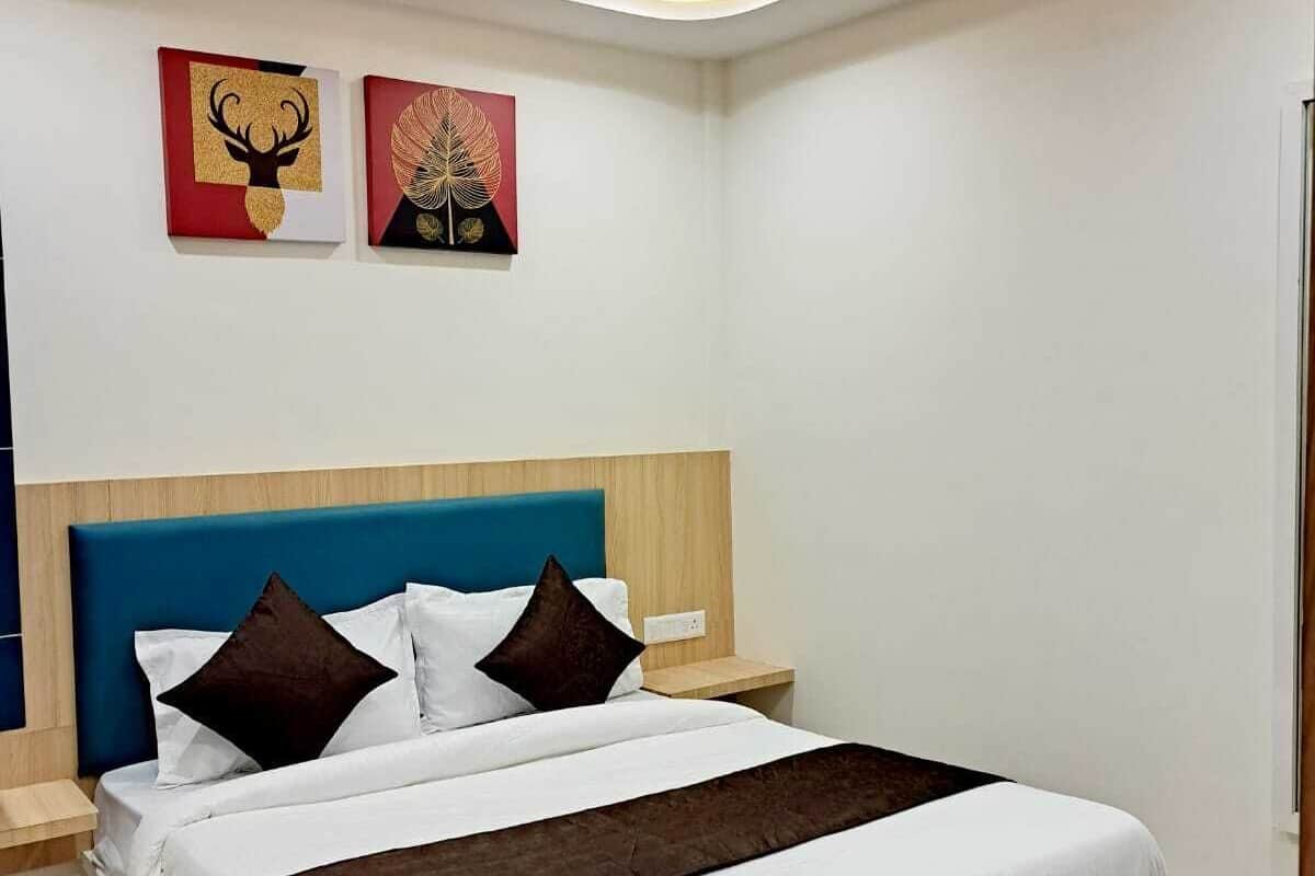 Deluxe Room | Egyptian cotton sheets, premium bedding, memory foam beds, desk